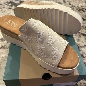 TOMS Women's Diana Mule in Birch Embroidered Floral